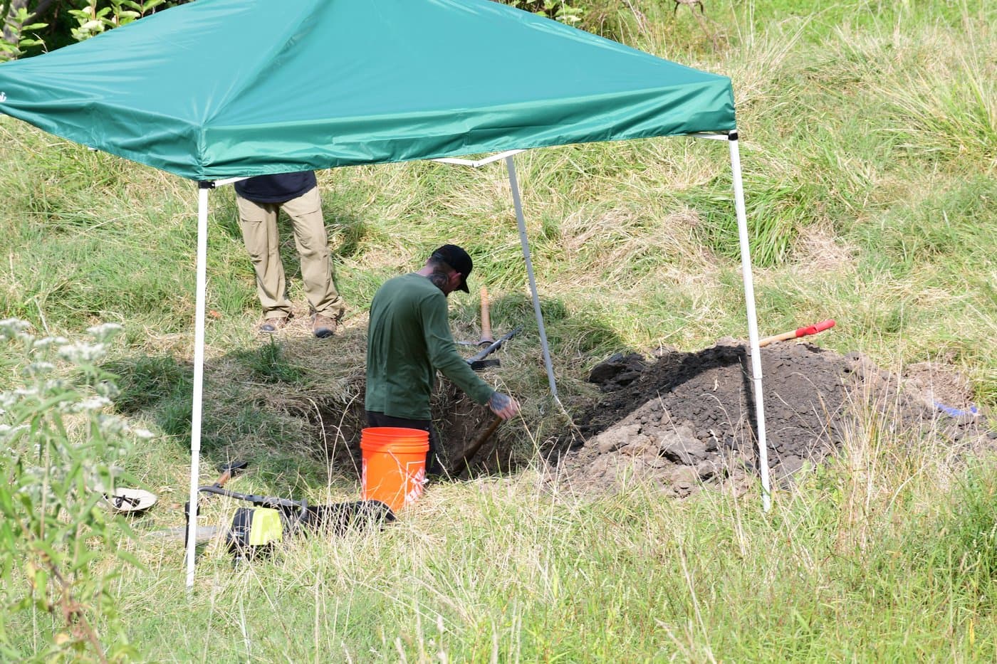 Outdoor insect decomposition research and burial simulation experiments